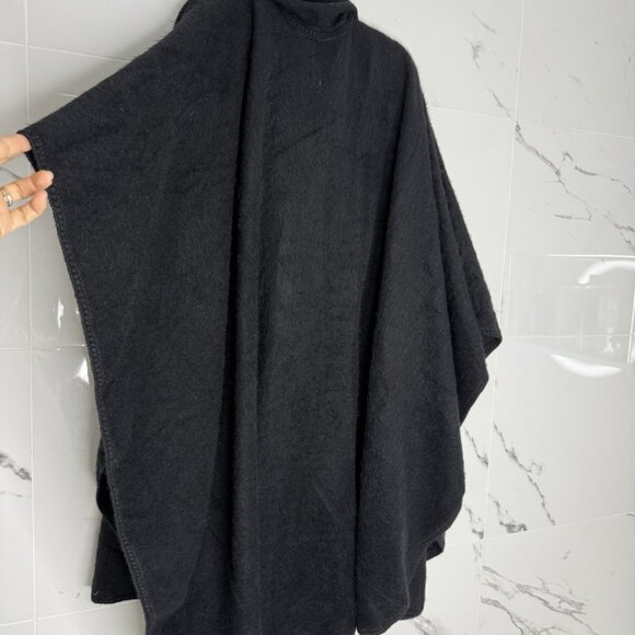 100% alpaca poncho women One Size Built In Scarf Button Down Black Made In Peru - Picture 6 of 7